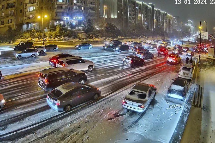 Bakıda qar yollarda tıxaca səbəb olub