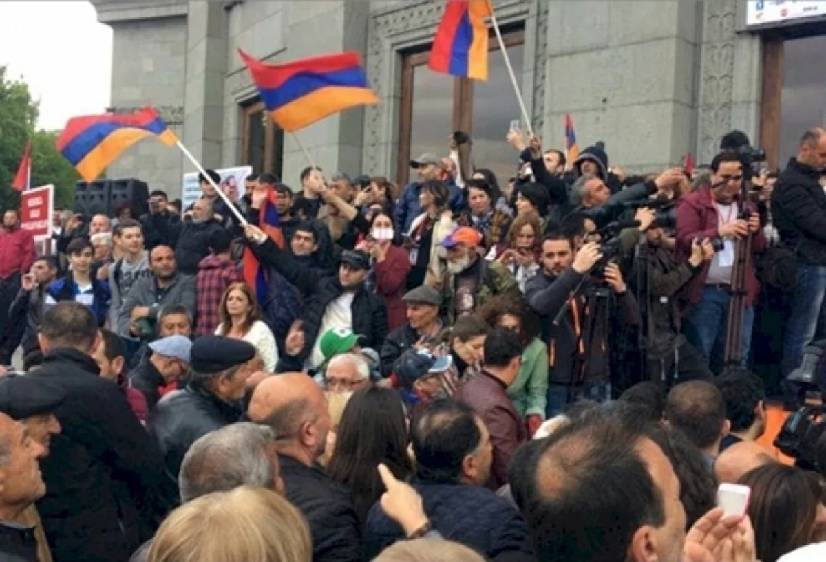 Yerevan protesters gather outside Foreign Ministry building hosting Mirzoyan-Borg meeting