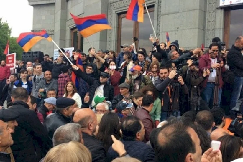 Yerevan protesters gather outside Foreign Ministry building hosting Mirzoyan-Borg meeting
