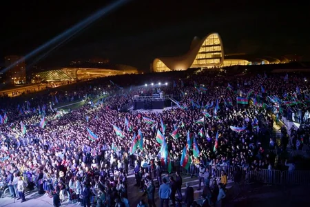 Heydər Əliyev Mərkəzinin parkında Müstəqillik Günü münasibətilə konsert olub