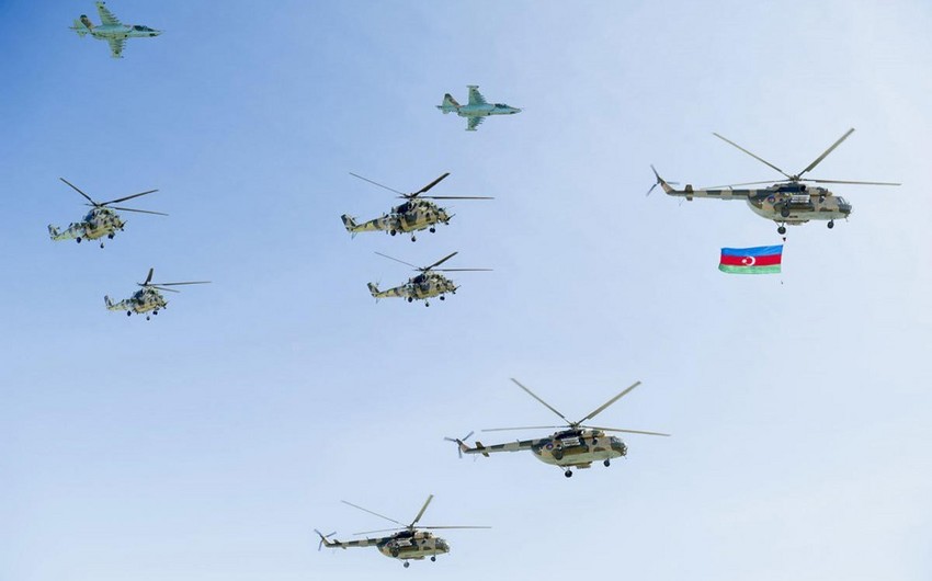 Hərbi Hava Qüvvələrinin təyyarə və helikopterlərinin Bakıda növbəti uçuşları keçirilib