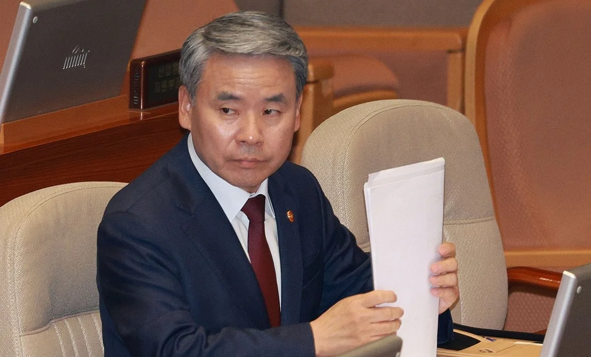 KİV: Cənubi Koreyanın müdafiə naziri hərbçinin ölümü ilə bağlı qalmaqala görə istefa verə bilər