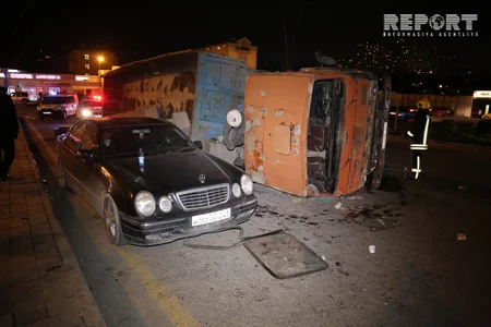 Bakıda yük avtomobili minik maşınının üzərinə aşıb, xəsarət alan var - FOTO - VİDEO - YENİLƏNİB