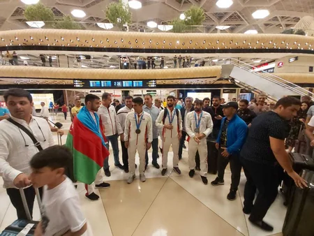 Avropa Oyunlarında Azərbaycanı təmsil edən karateçilər və akrobatlar Vətənə qayıdıblar - FOTO