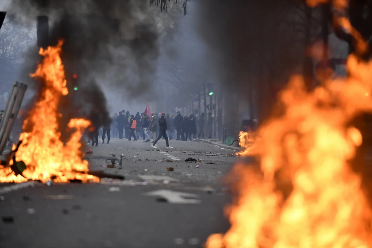 Journalist: French police are more violent during anti-government protests