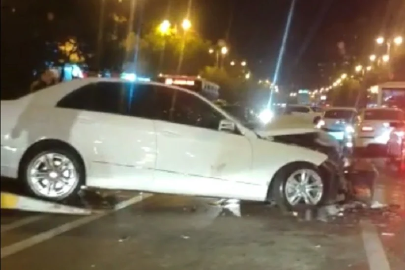 Bakıda ağır qəza tıxaca səbəb oldu - VİDEO - YENİLƏNİB