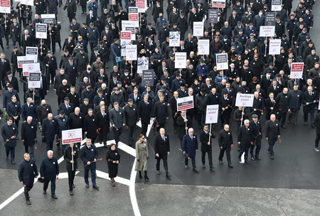 Xocalı soyqırımının 30-cu ildönümü ilə əlaqədar Bakıda ümumxalq yürüşü keçirilib,  İlham Əliyev və Mehriban Əliyeva yürüşdə iştirak edib