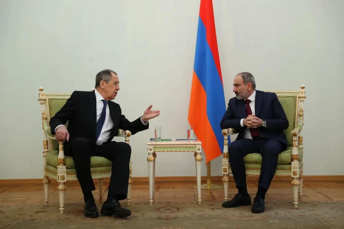 Lavrovla Paşinyanın fotosu müzakirələrə səbəb oldu