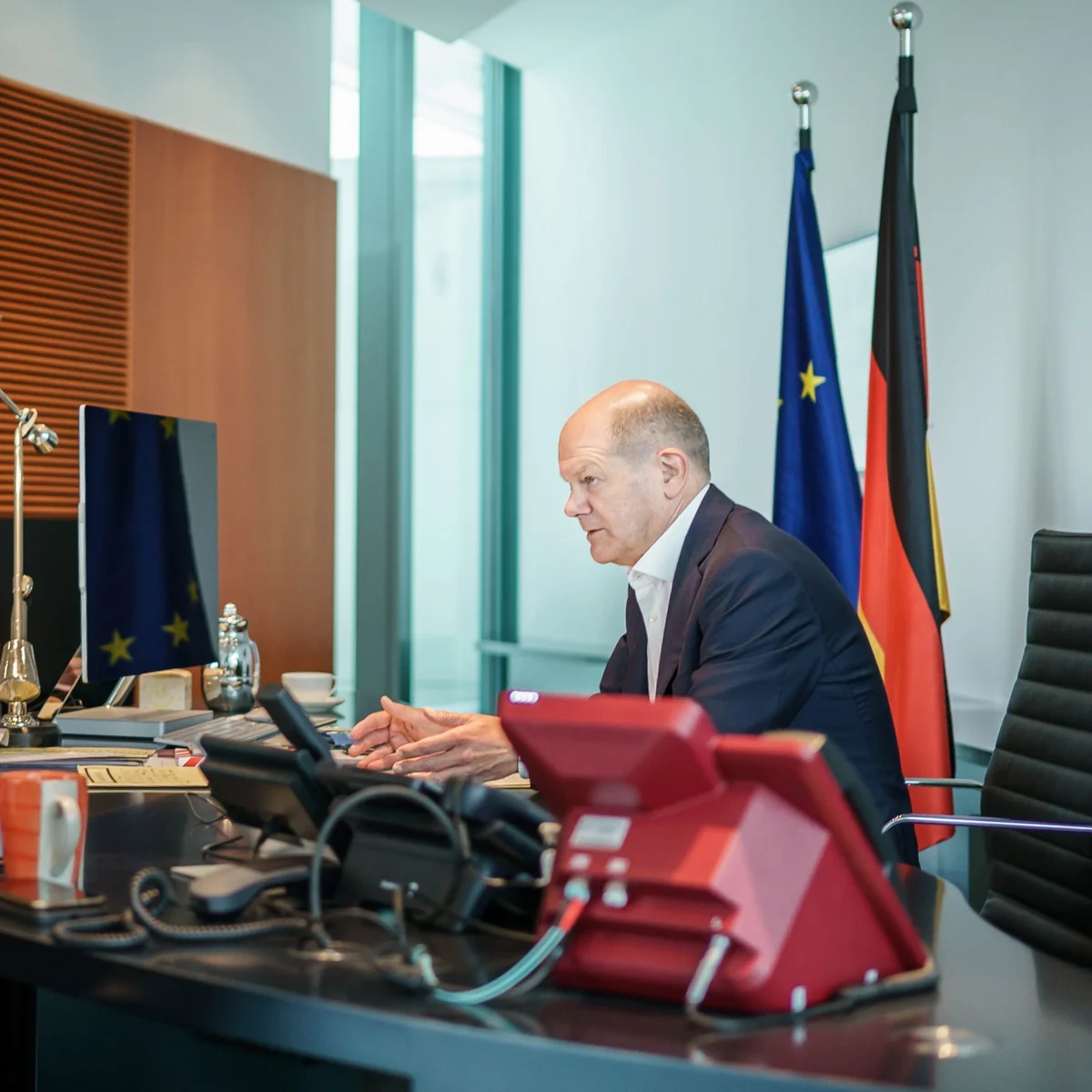 Kansler Putinlə dialoqu davam etdirməyə hazır olduğunu açıqlayıb