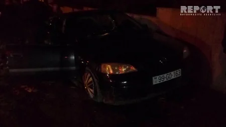 Gəncədə maşın ağaca çırpılıb, sürücü və qadın sərnişin yaralanıb - FOTO