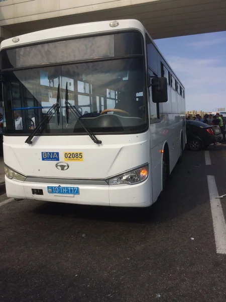 Bakıda qəzaya uğrayan avtomobil sərnişin avtobusuna çırpılıb, 2 nəfər ölüb