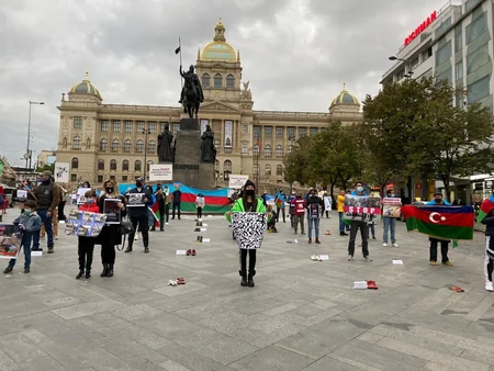 Çexiyadakı soydaşlarımız erməni vandalizminə etiraz ediblər