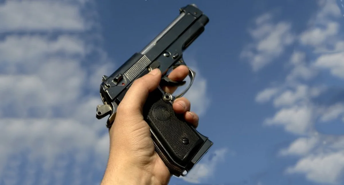 Polis tapançadan havaya atəş açan şəxsi saxlayıb