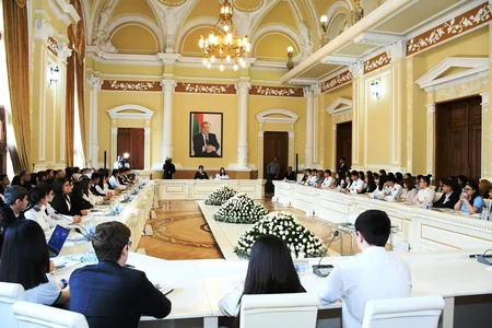 Bakı məktəbliləri Heydər Əliyevlə bağlı kitab yazıb