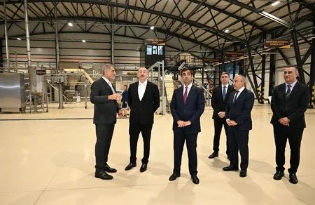 İlham Əliyev Bakıda müxtəlif növ və çeşiddə qəlyanaltı məhsullarının istehsalı zavodunun açılışında iştirak edib