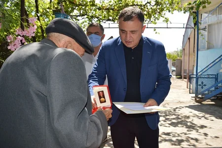 Gürcüstan prezidenti azərbaycanlı veteranları təbrik edib