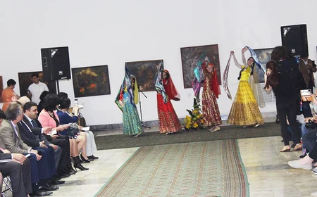 Özbəkistanda Qarabağ geyimlərinin sərgisi keçirilib