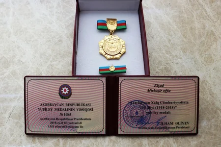 Sosial Tədqiqatlar Mərkəzinin əməkdaşlarına “Cümhuriyyət medalı” təqdim edilib