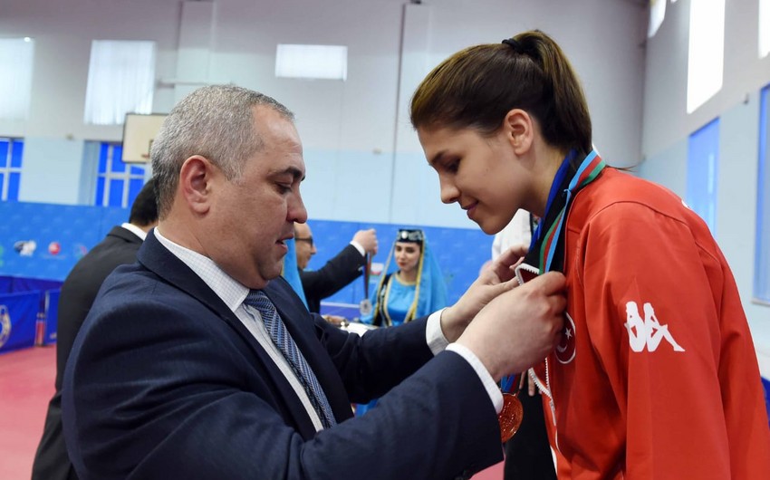 Nazirlik rəsmisi: İdmansız qalmaq orqanizmə təsir göstərir