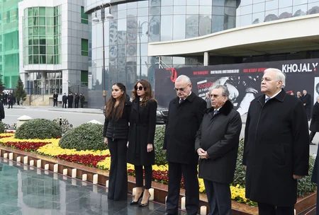 Prezident İlham Əliyev Xocalı soyqırımı qurbanlarının xatirəsinə ucaldılmış abidəni ziyarət edib