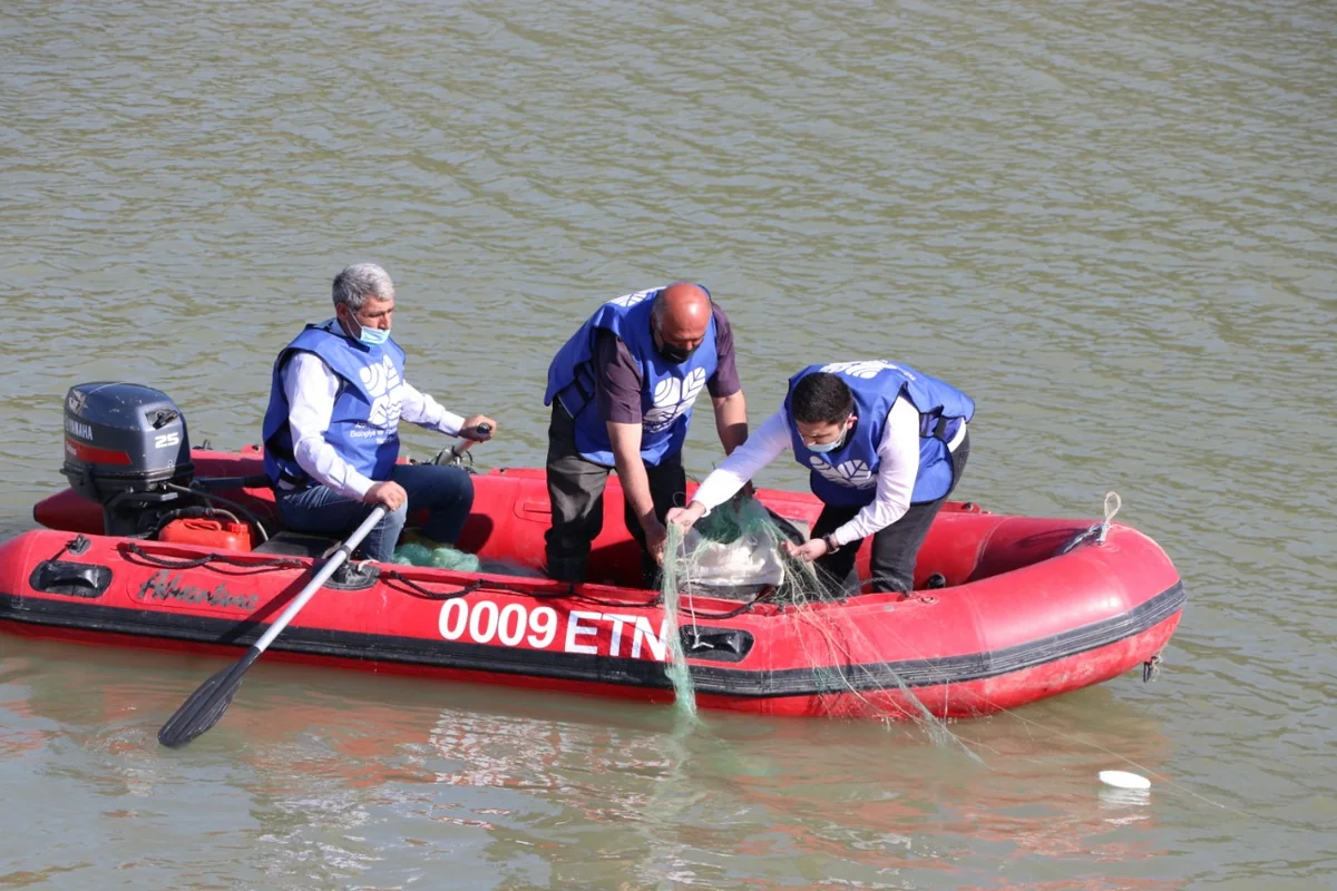 Şəmkir su anbarının müəyyən sahəsi sintetik tor və plastik tullantılardan təmizlənib