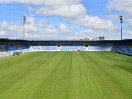 AFFA Bakıdakı stadionlardan birinin süni örtüyünü təbii ot örtüyü ilə əvəzləyib