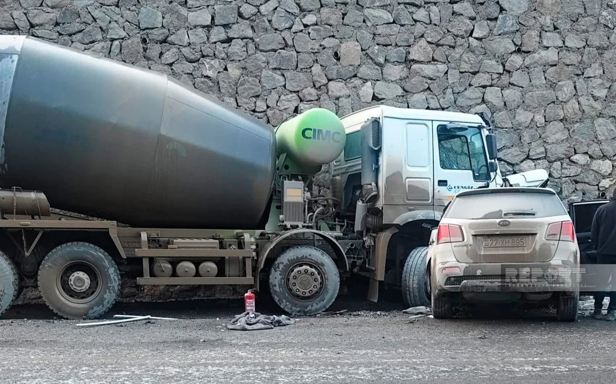 Kəlbəcərdə minik avtomobili betonqarışdıran maşınla toqquşub, ölən var