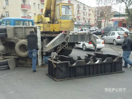 Bakıda yük maşını aşıb - FOTO