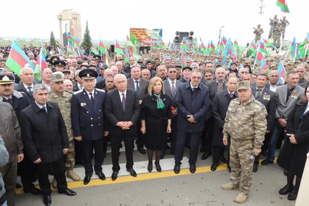 Aprel döyüşlərinin ikinci ildönümü zəfər yürüşü ilə qeyd edilib