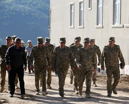 Müdafiə naziri cəbhəboyu zonada tikintisi davam edən hərbi hissələrdə olub
