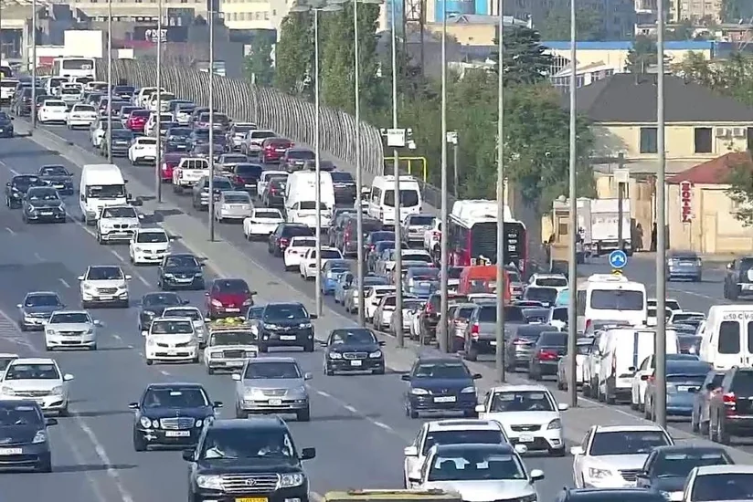 Bakının bir sıra yollarında tıxac yaranıb