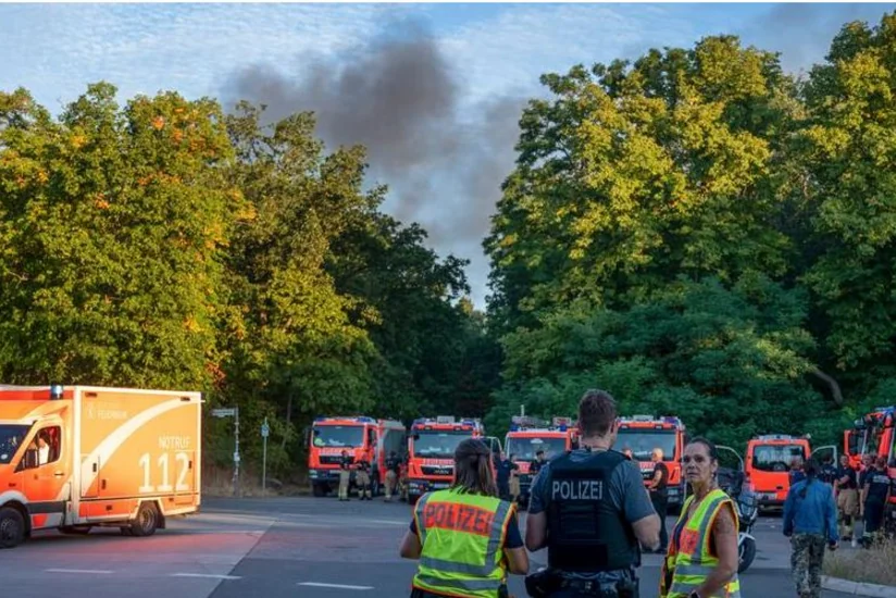 На западе Берлина после взрыва на складе с боеприпасами бушует пожар