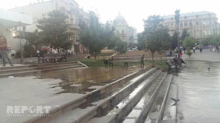 Metronun “Nizami” stansiyasının qarşısını su basıb - FOTO