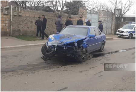 Gəncədə iki avtomobil toqquşub, ata və oğlu xəsarət alıb