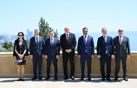 Macar parlamentarilər Fəxri və Şəhidlər xiyabanlarını ziyarət ediblər
