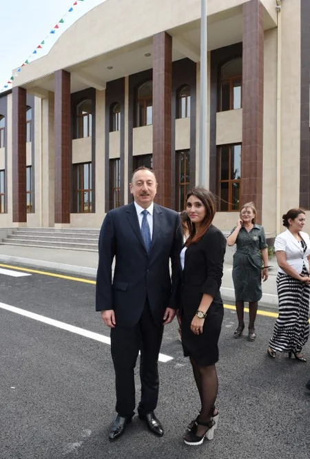 Prezident İlham Əliyev Nardaran sakinləri ilə görüşüb - FOTO