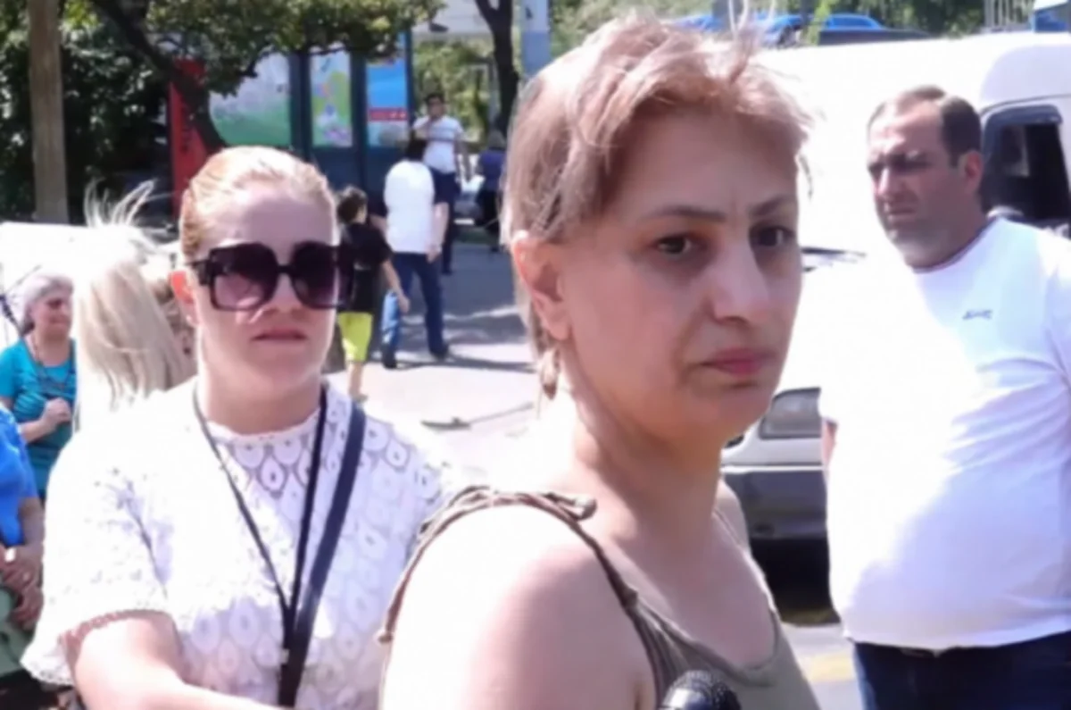 Ermənistanda itkin düşmüş hərbçilərin valideynləri müdafiə nazirinin müavinini döyüblər