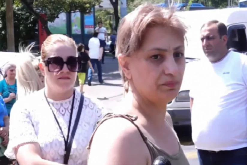 Ermənistanda itkin düşmüş hərbçilərin valideynləri müdafiə nazirinin müavinini döyüblər