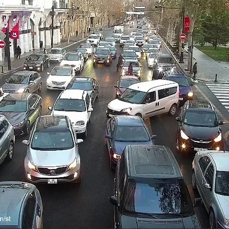 Bakının bir sıra yollarında nəqliyyatın sıxlığı müşahidə olunur