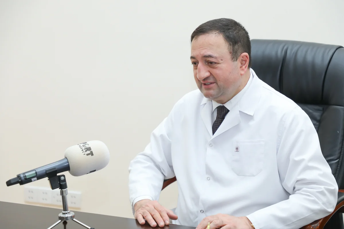 Peyvənd olunan baş həkim: Özümü yaxşı hiss edirəm
