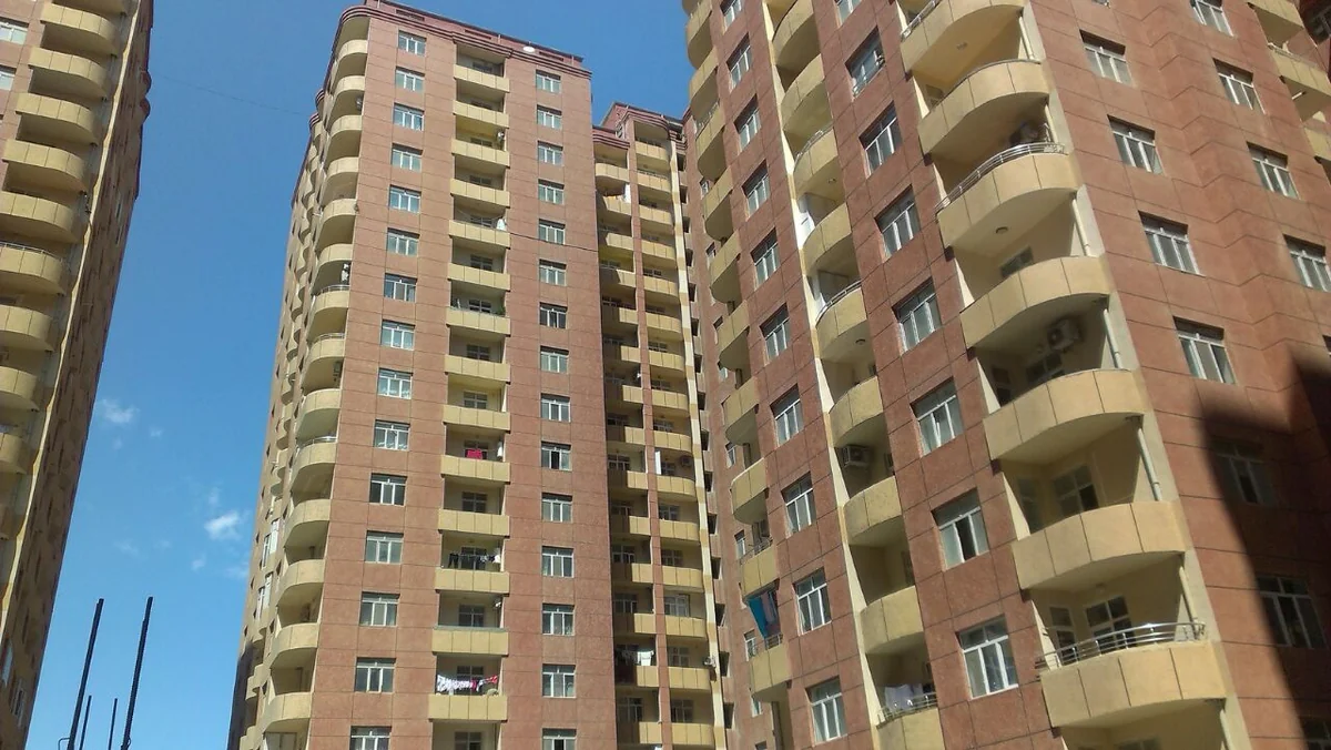 Bakıda yeni inşa olunan binanın sakinləri 10 ildir mənzillərinə çıxarış ala bilmirlər