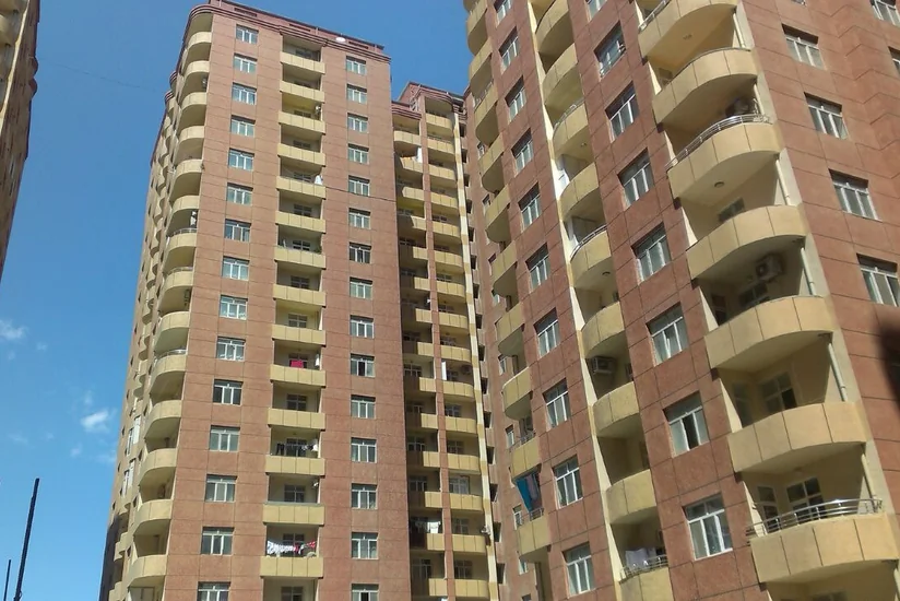 Bakıda yeni inşa olunan binanın sakinləri 10 ildir mənzillərinə çıxarış ala bilmirlər