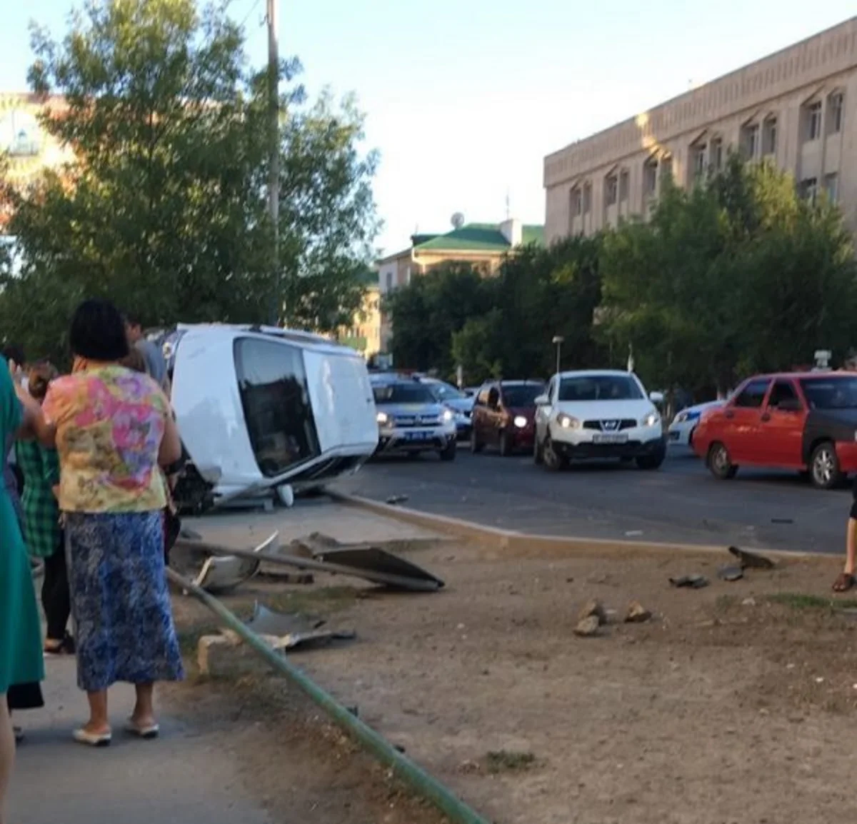 В Казахстане автомобиль въехал в остановку, есть пострадавшие