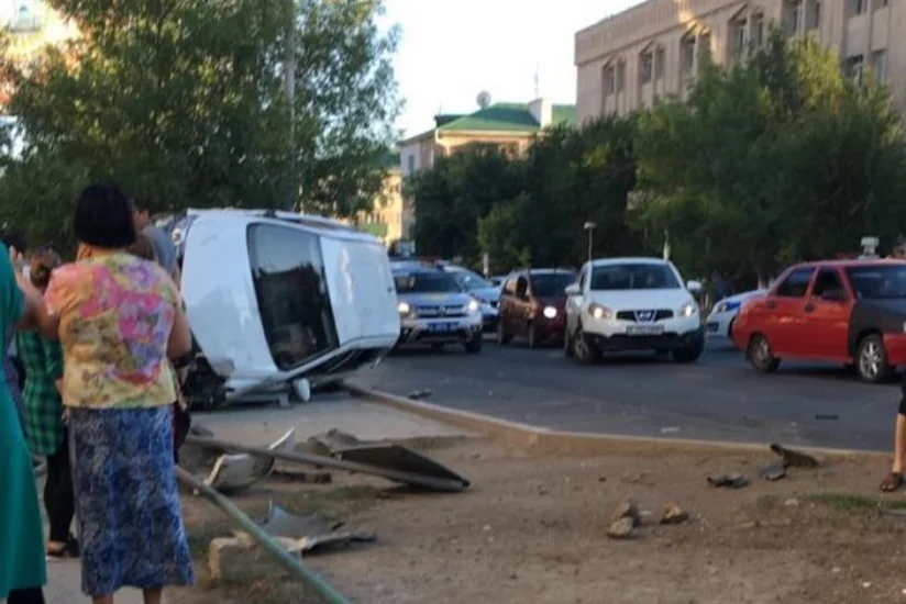 В Казахстане автомобиль въехал в остановку, есть пострадавшие