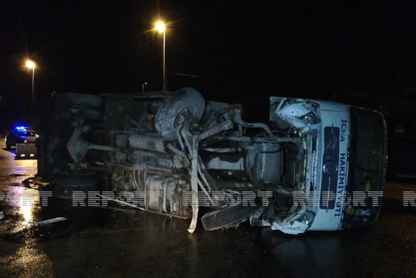 “Saray” postunda yük maşını aşıb