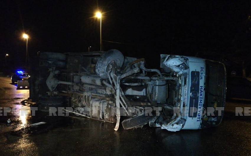 “Saray” postunda yük maşını aşıb