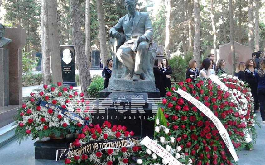 Üzeyir Hacıbəylinin Fəxri xiyabandakı məzarı ziyarət olunub