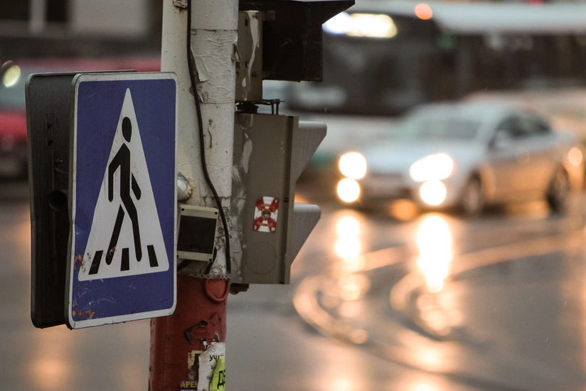 В Баку автомобиль сбил двух пешеходов