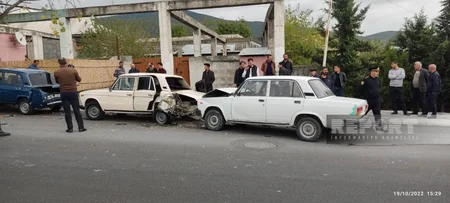 Şəkidə zəncirvari qəza olub, səkidə dayanan 2 piyada ağır xəsarət alıb