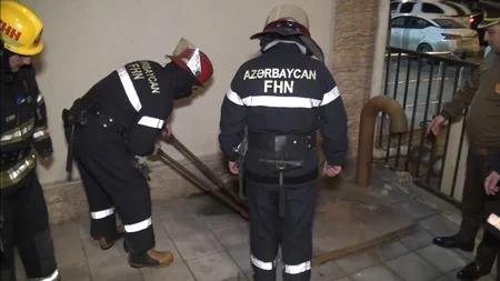 Bakıda süni maneə səbəbindən yanğın avtomobillərinin yaşayış binasına yaxınlaşa bilməməsi müəyyən edilib